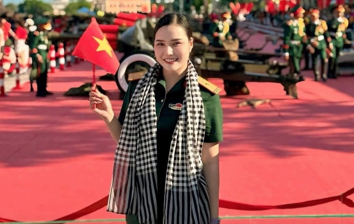 Cơ duyên đến với nghề MC cũng rất tình cờ. Trong lần đơn vị thiếu người dẫn chương trình, Ngọc Vũ được tin tưởng cho thử sức. Không qua trường lớp chính quy, cô học nghề từ các anh chị đi trước và gắn bó đến nay.