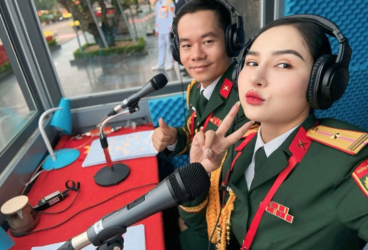 Thiếu tá Ngọc Vũ bén duyên với công việc dẫn chương trình khi về Đoàn văn công Quân khu 5 làm việc. Trước đó, cô xuất thân là diễn viên múa.