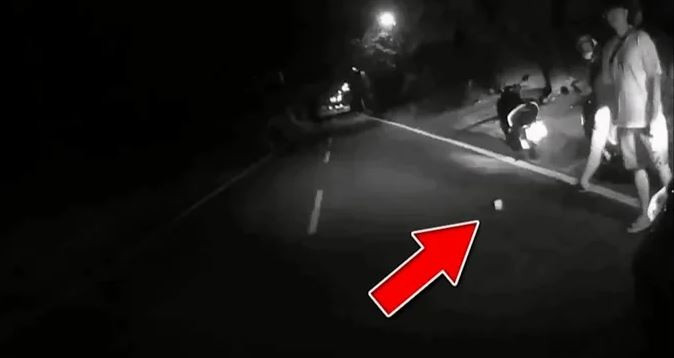 Đang đi xe máy, người phụ nữ sốc nặng khi phát hiện xấp tiền mặt giữa đường - Ảnh 1.