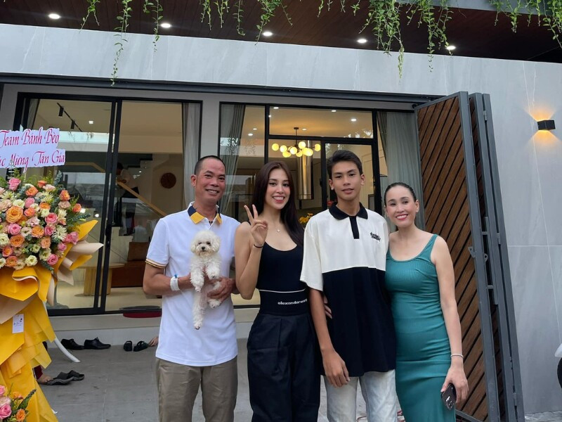 Trần Tiểu Vy mua nhà mặt phố tặng bố mẹ: Hành trình báo hiếu đầy ý nghĩa - Ảnh 5.