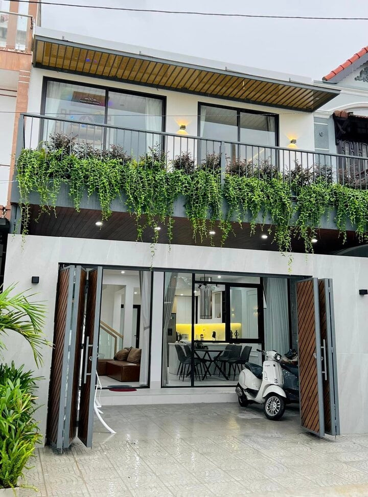 Trần Tiểu Vy mua nhà mặt phố tặng bố mẹ: Hành trình báo hiếu đầy ý nghĩa - Ảnh 10.