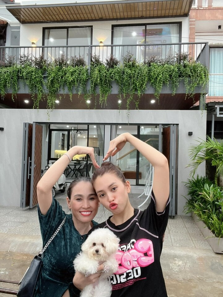 Trần Tiểu Vy mua nhà mặt phố tặng bố mẹ: Hành trình báo hiếu đầy ý nghĩa - Ảnh 9.