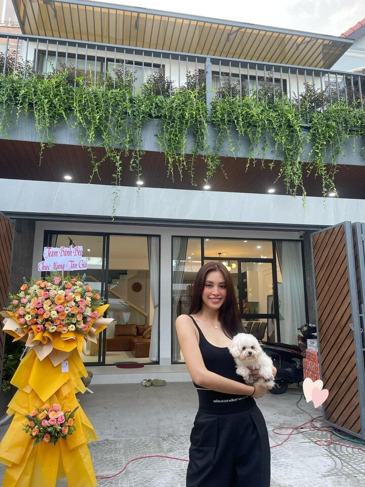 Trần Tiểu Vy mua nhà mặt phố tặng bố mẹ: Hành trình báo hiếu đầy ý nghĩa - Ảnh 7.