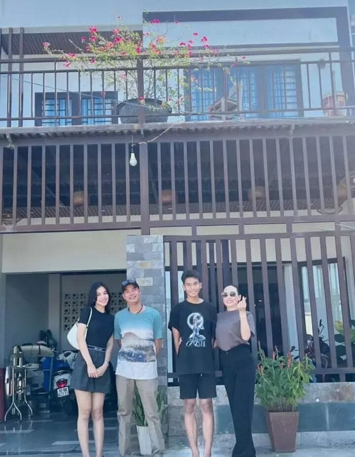 Trần Tiểu Vy mua nhà mặt phố tặng bố mẹ: Hành trình báo hiếu đầy ý nghĩa - Ảnh 12.