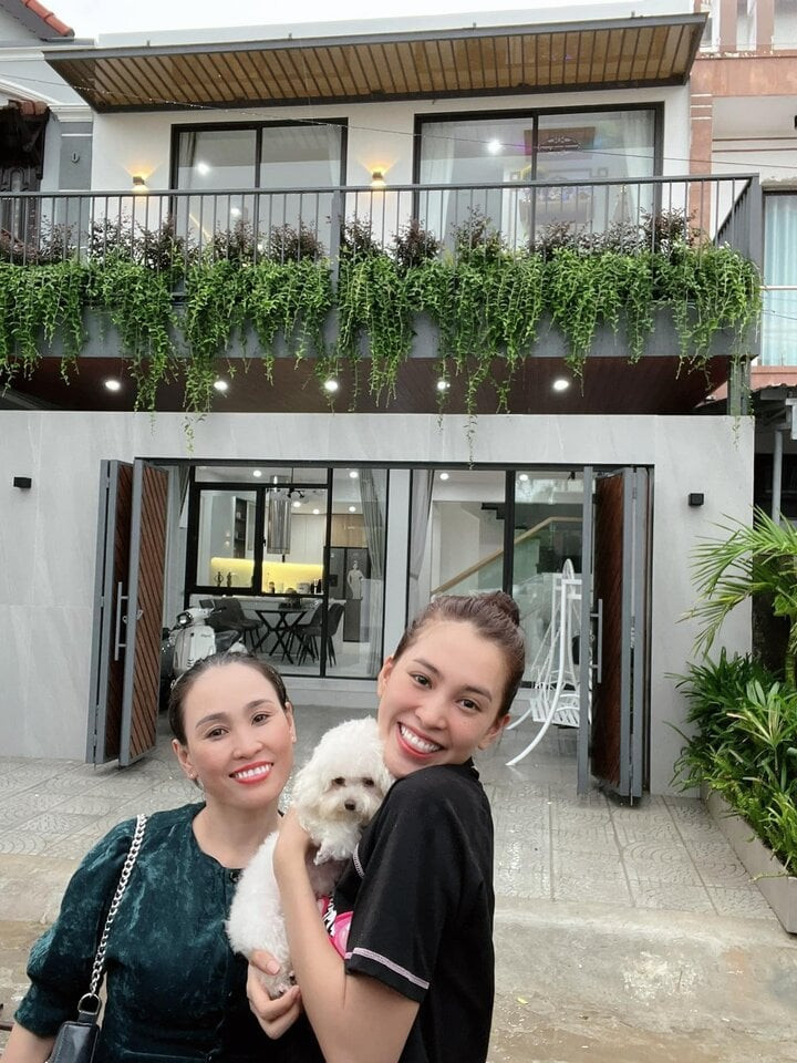 Trần Tiểu Vy mua nhà mặt phố tặng bố mẹ: Hành trình báo hiếu đầy ý nghĩa - Ảnh 8.