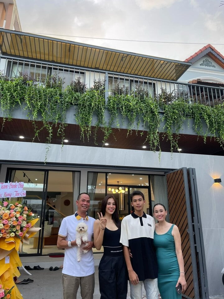 Trần Tiểu Vy mua nhà mặt phố tặng bố mẹ: Hành trình báo hiếu đầy ý nghĩa - Ảnh 6.