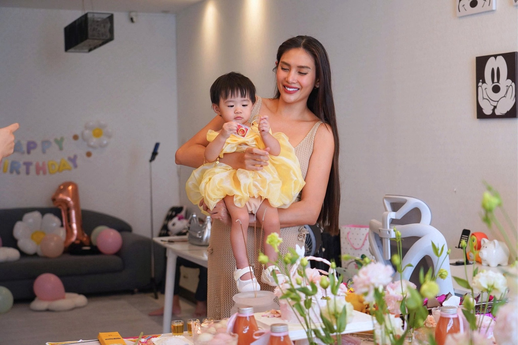 Võ Hoàng Yến tổ chức tiệc thôi nôi cho con gái