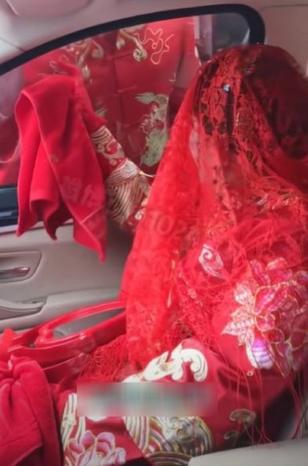 Cô dâu đòi 600 triệu