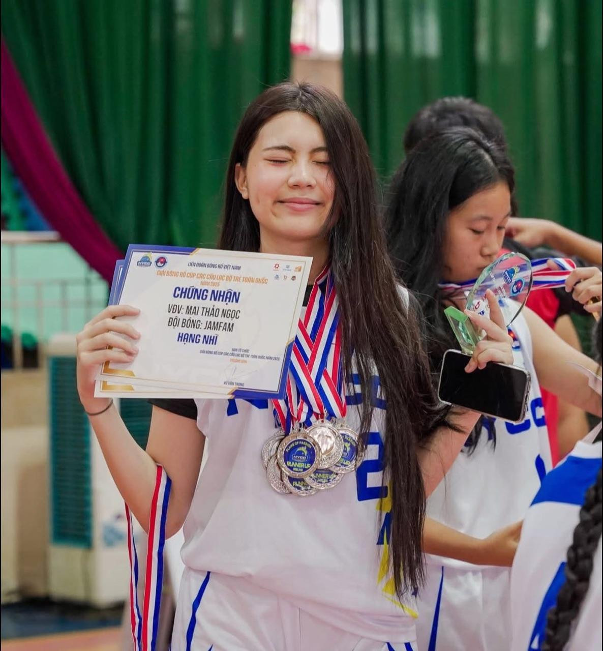 Con gái MC bị team qua đường chụp lén nhan sắc thật gây ngỡ ngàng