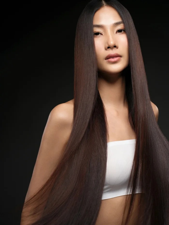 Giật mình cảnh Á hậu Vbiz vô tư tắm gội nơi công cộng netizen soi kĩ 1 chi tiết