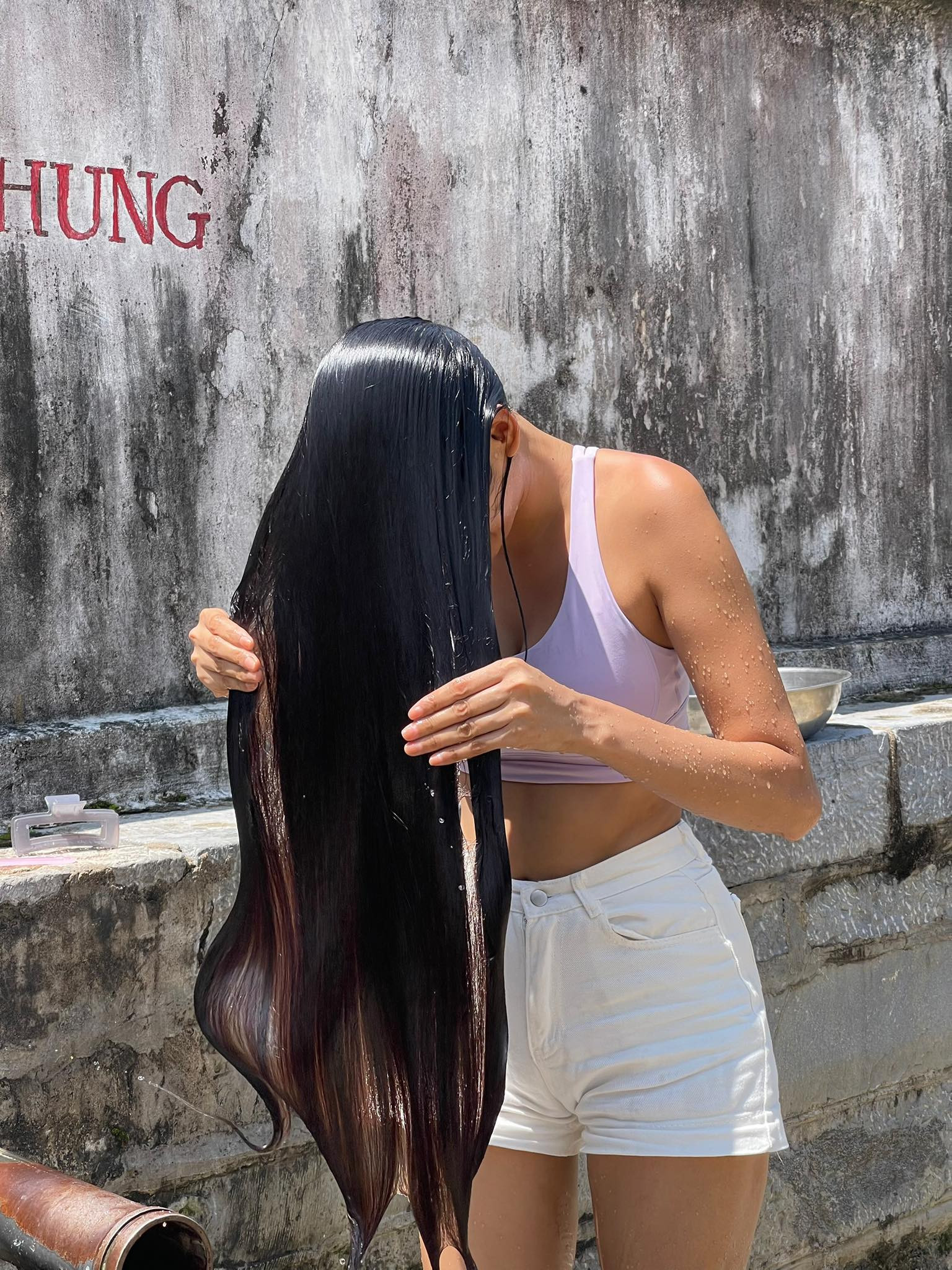 Giật mình cảnh Á hậu Vbiz vô tư tắm gội nơi công cộng netizen soi kĩ 1 chi tiết