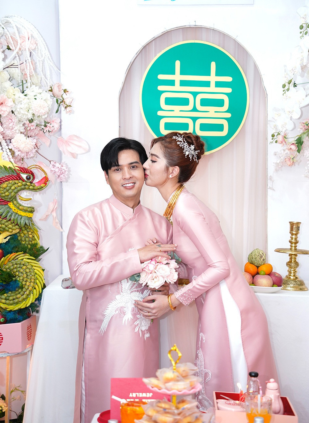 Lộ thiệp cưới của Hồ Quang Hiếu và bà xã một chi tiết gây tranh cãi