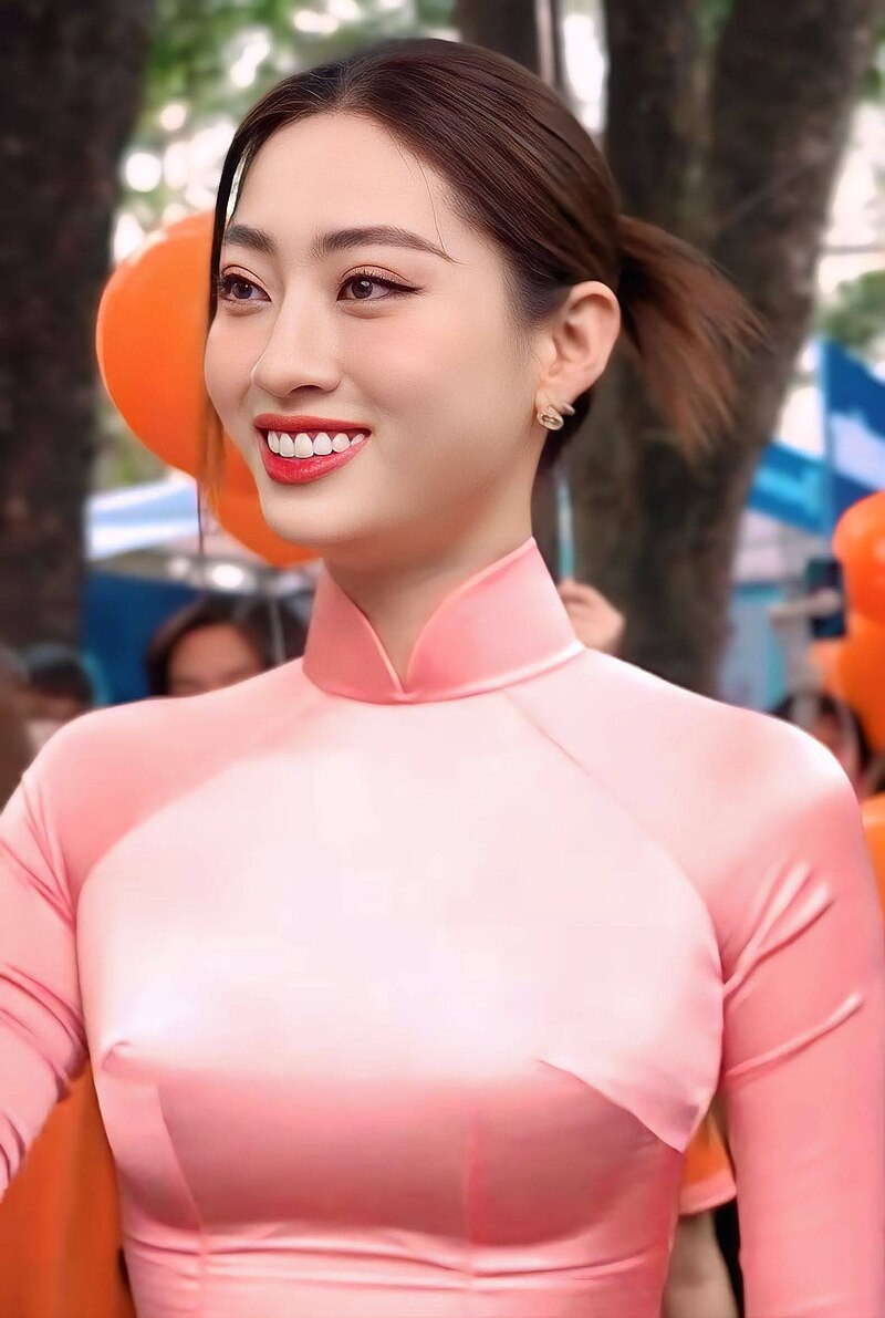 Ảnh cũ để lộ nhan sắc khác lạ vì thẩm mỹ của Lương Thùy Linh netizen tiếc nuối