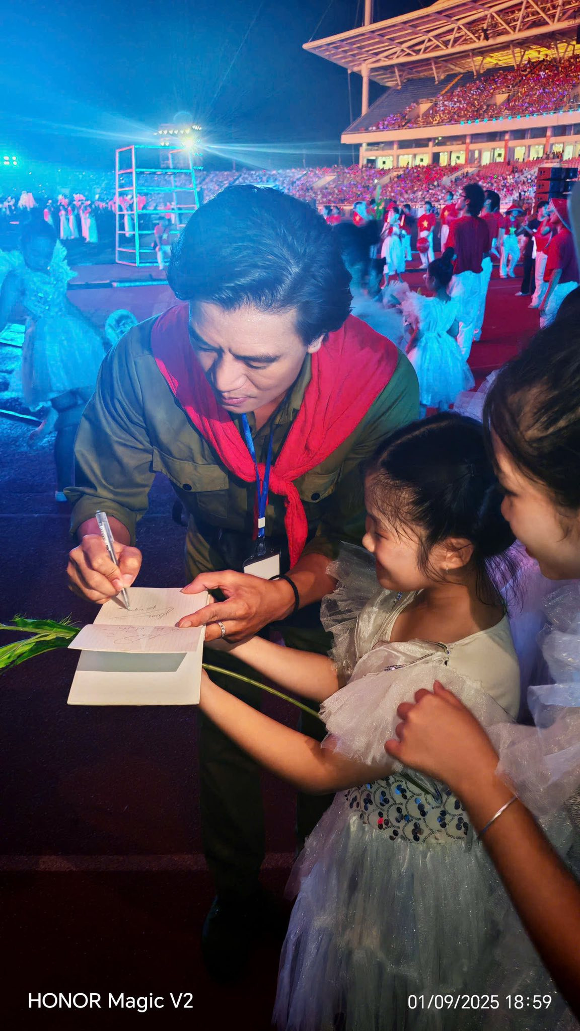 Hiếu Nguyễn - chỉ huy Thành 'Mưa đỏ': Dừng đóng phim 4 năm, quay trở lại rực rỡ - Ảnh 4.