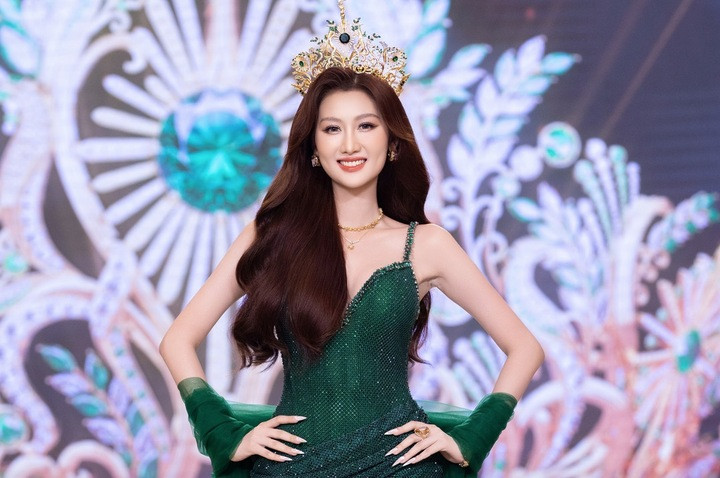 Hoa hậu Quế Anh đội thử vương miện giành cho người kế nhiệm.