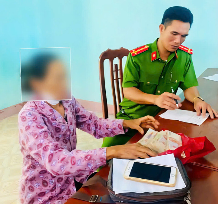 Cán bộ Công an xã Vũ Quý, tỉnh Hưng Yên vừa ghi nhận sự việc và động viên bà L. không thực hiện giao dịch chuyển 120 triệu đồng cho đối tượng lừa đảo (Ảnh: CACC)