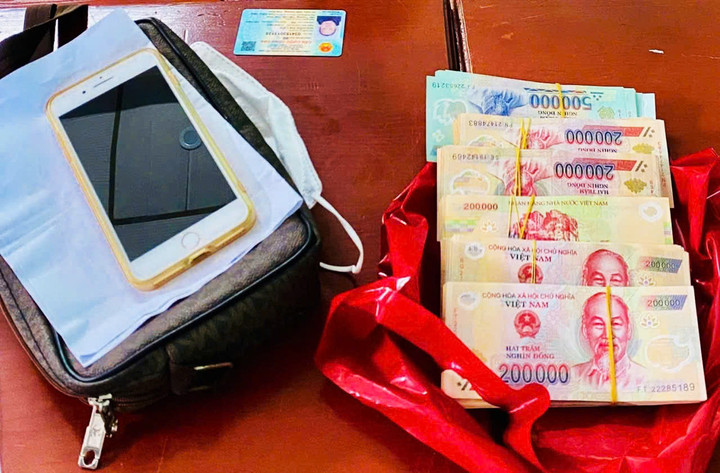 Số tiền 120 triệu đồng bà L. mang đến trụ sở Công an xã Vũ Quý nhờ chuyển cho đối tượng lừa đảo (Ảnh: CACC)