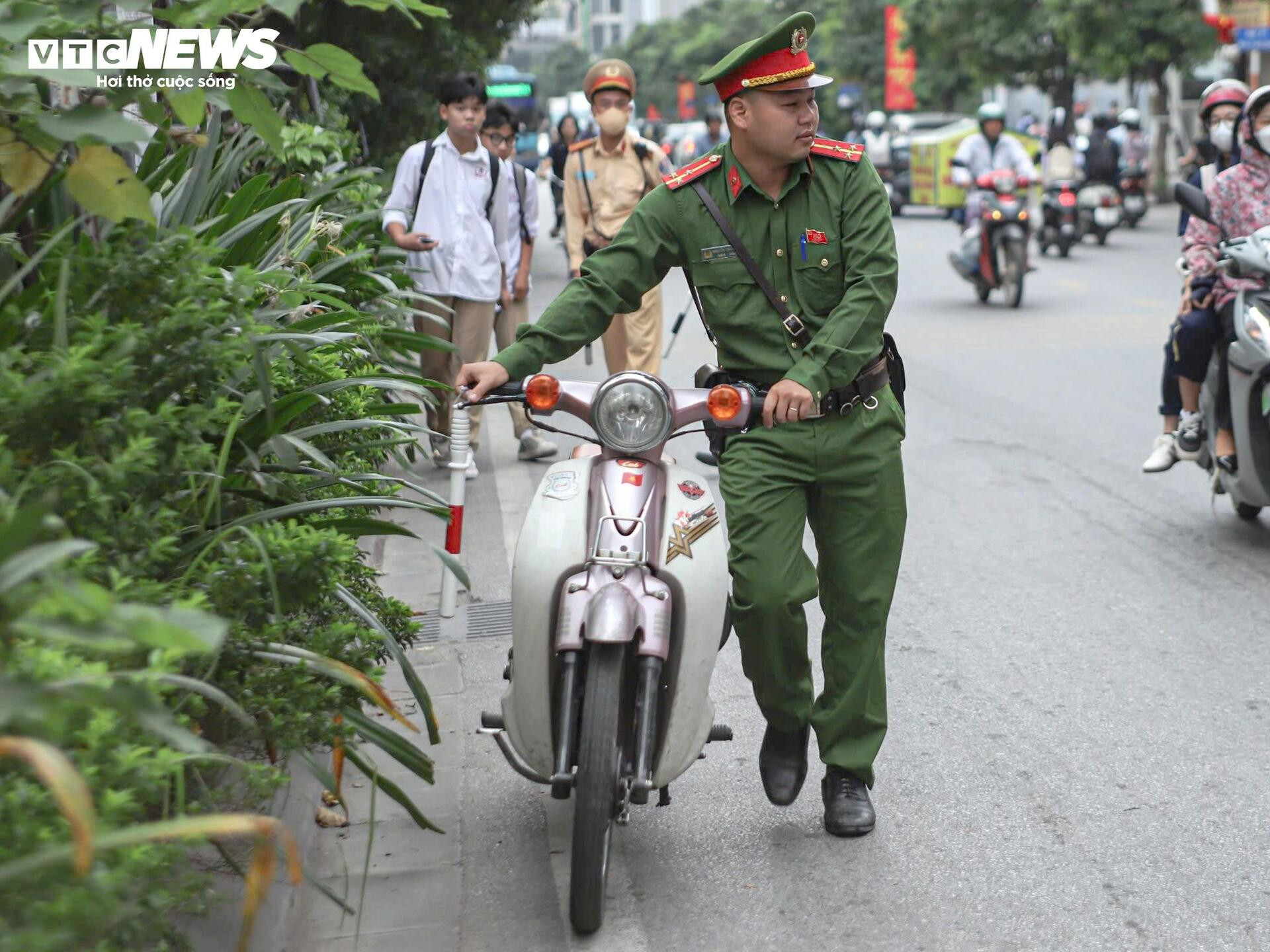 Bị CSGT xử lý, nhiều học sinh nói không đội mũ bảo hiểm vì nhà gần, sợ hỏng tóc - 6