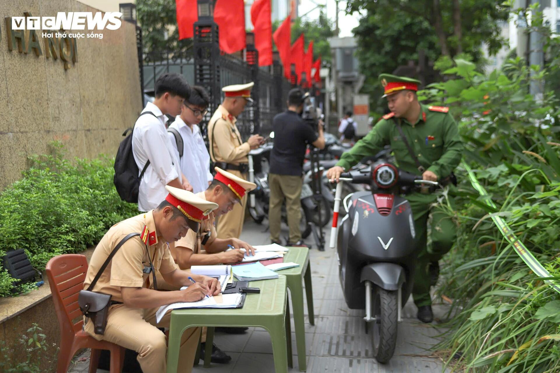 Bị CSGT xử lý, nhiều học sinh nói không đội mũ bảo hiểm vì nhà gần, sợ hỏng tóc - 1