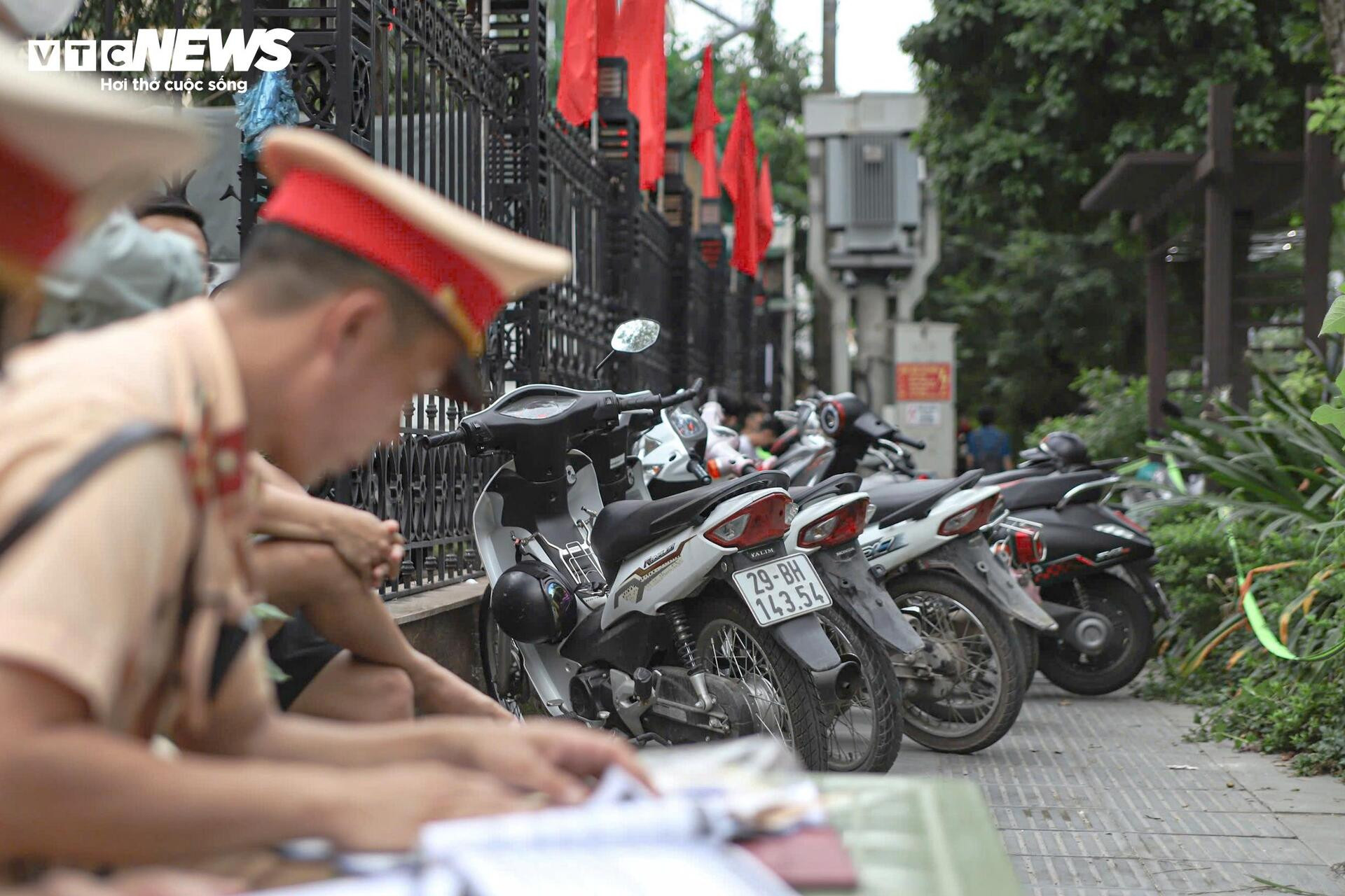 Bị CSGT xử lý, nhiều học sinh nói không đội mũ bảo hiểm vì nhà gần, sợ hỏng tóc - 8