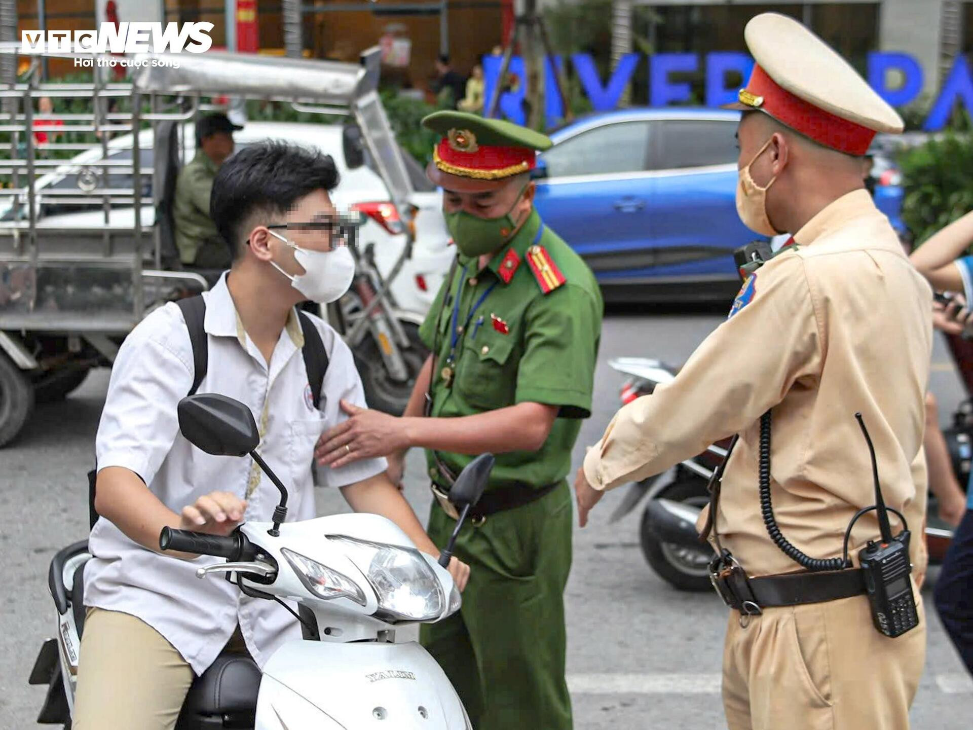 Bị CSGT xử lý, nhiều học sinh nói không đội mũ bảo hiểm vì nhà gần, sợ hỏng tóc - 2