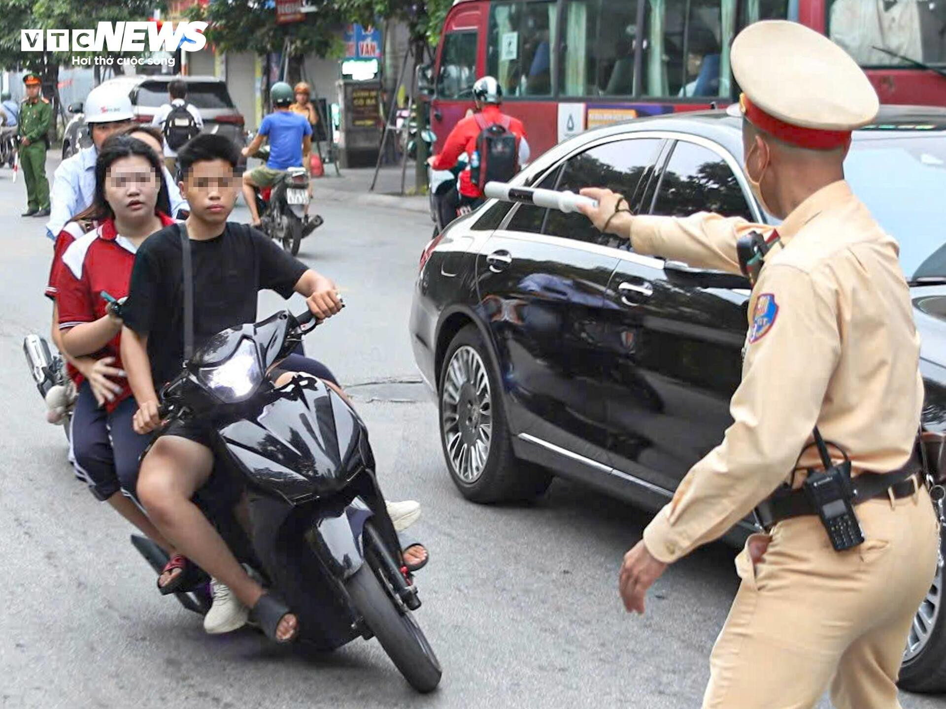 Bị CSGT xử lý, nhiều học sinh nói không đội mũ bảo hiểm vì nhà gần, sợ hỏng tóc - 3