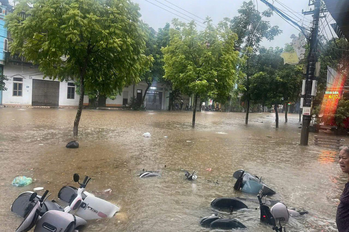 Nhiều khu vực ở Lào Cai ngập sâu sau trận mưa sáng 9/9. (Ảnh: Lào Cai Online)