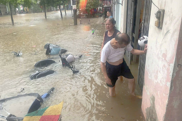 Mực nước dâng cao gây khó khăn lớn cho người dân. (Ảnh: Lào Cai Online)