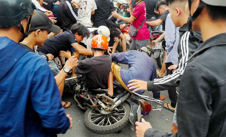 Đám đông chen lấn, tranh cướp