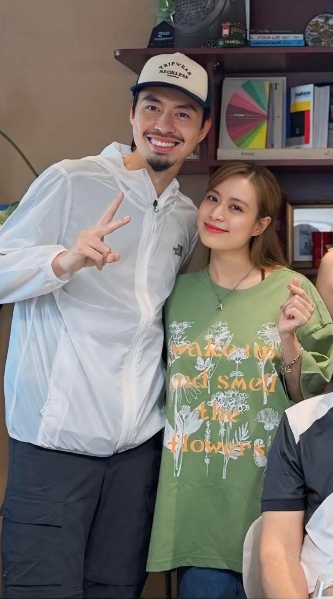 Hoàng Thùy Linh  Đen Vâu lộ ảnh thân thiết