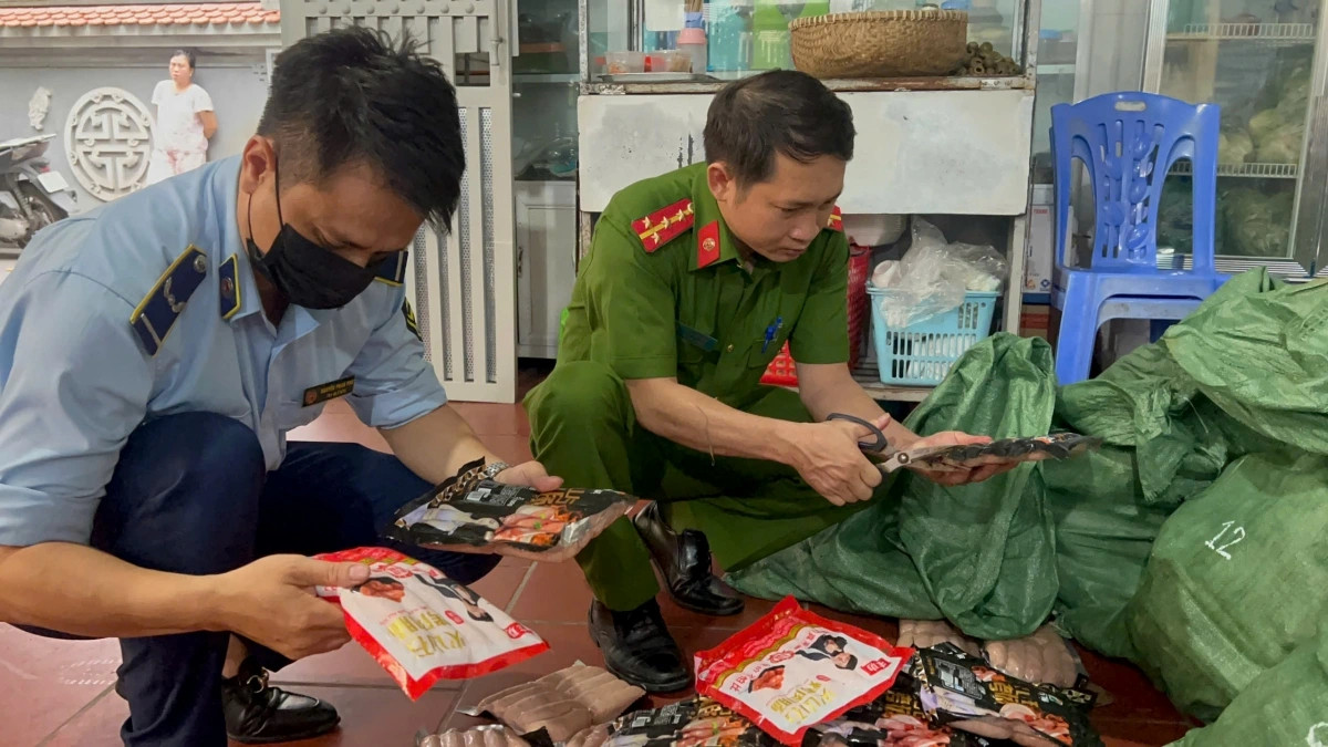 phat hien gan 1 tan xuc xich, lap xuong ban o ha noi hinh anh 2