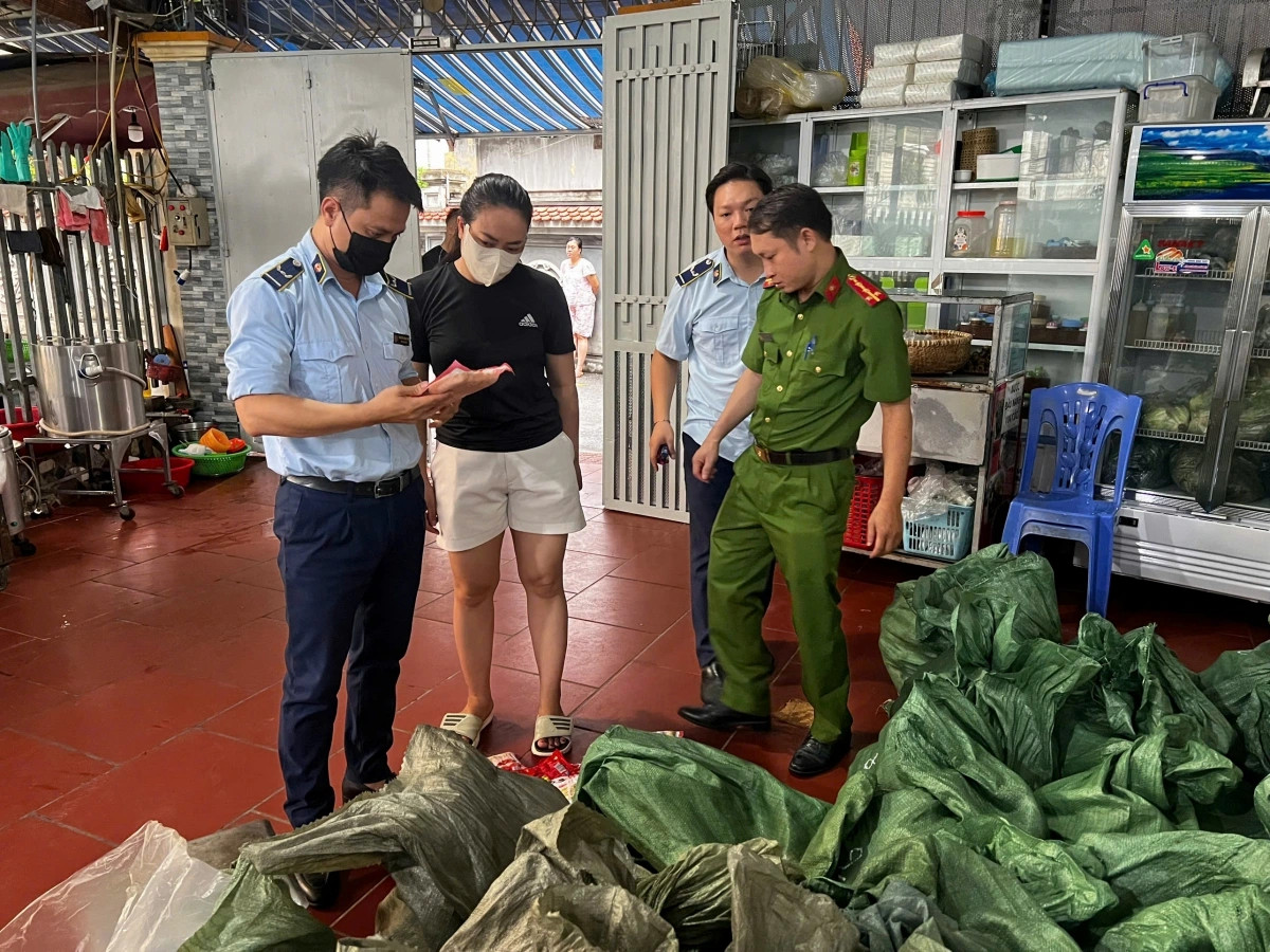 phat hien gan 1 tan xuc xich, lap xuong ban o ha noi hinh anh 3