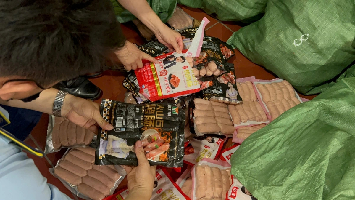 phat hien gan 1 tan xuc xich, lap xuong ban o ha noi hinh anh 1