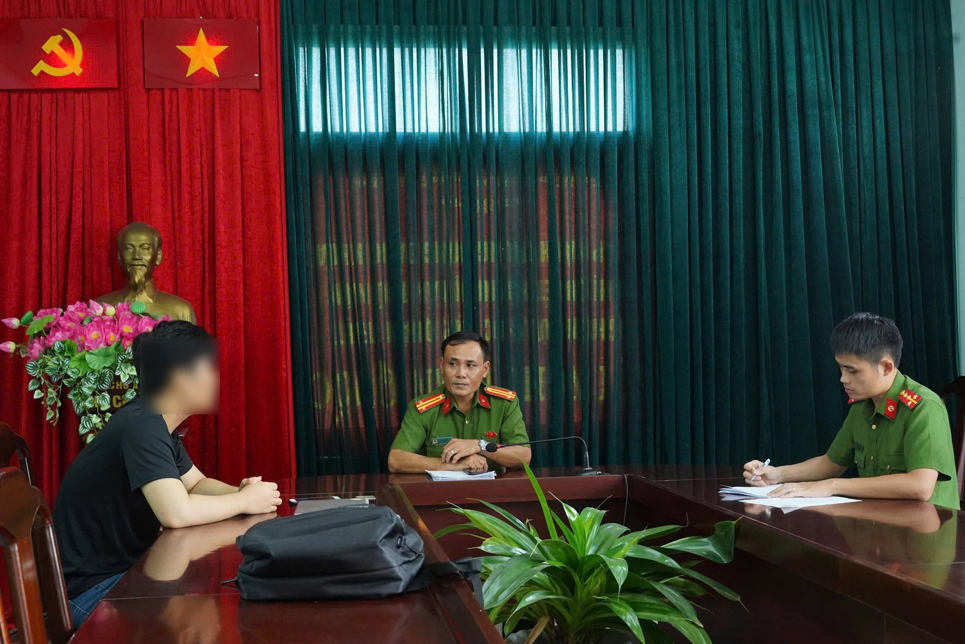 cong-an-lam-viec-voi-bi-hai.jpg