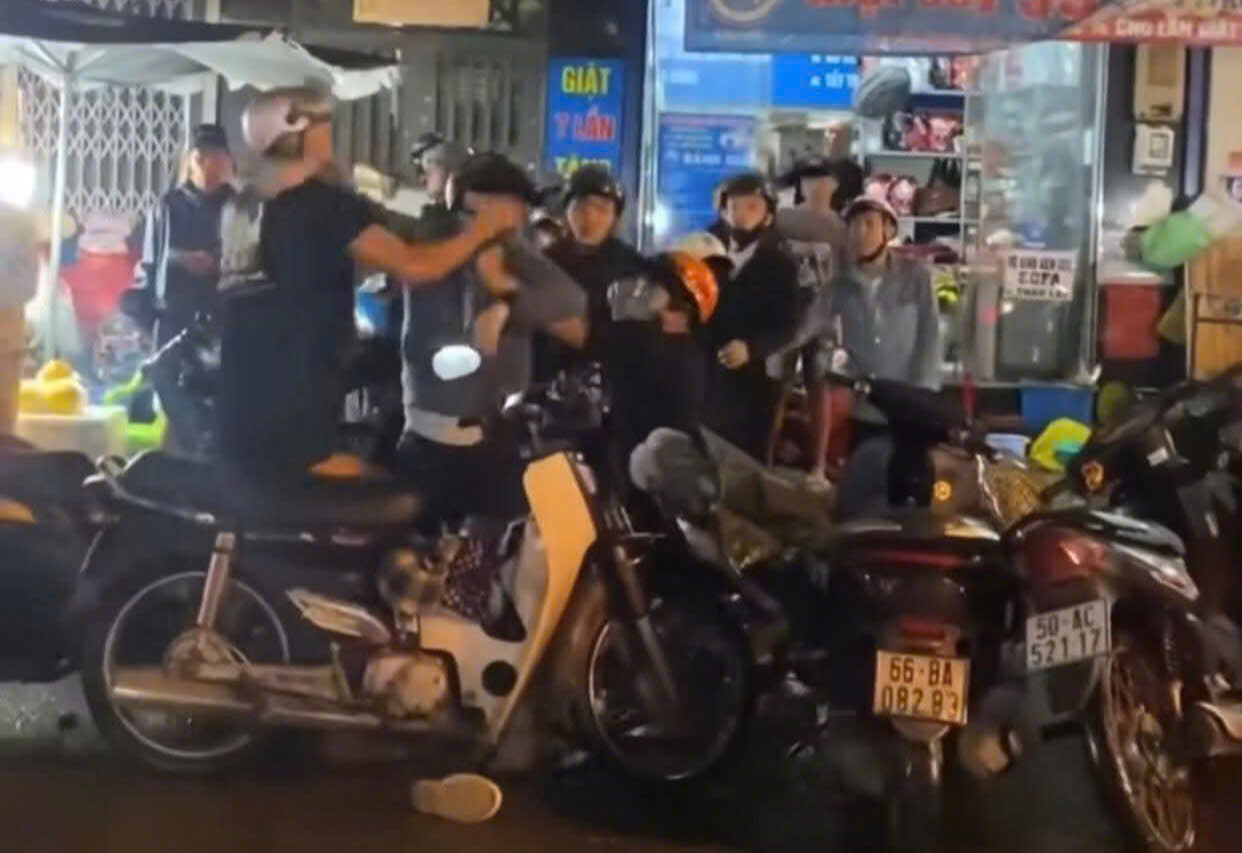 Đôi nam nữ bị hành hung bởi nhóm thanh niên trên đường Phạm Văn Bạch - Ảnh 1.