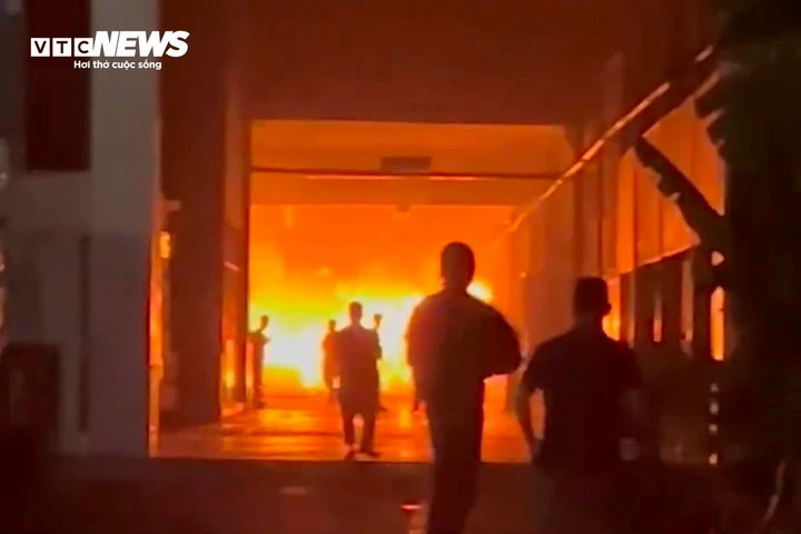 Cháy showroom ôtô ở TP.HCM, nhiều tài sản bị thiêu rụi - 2