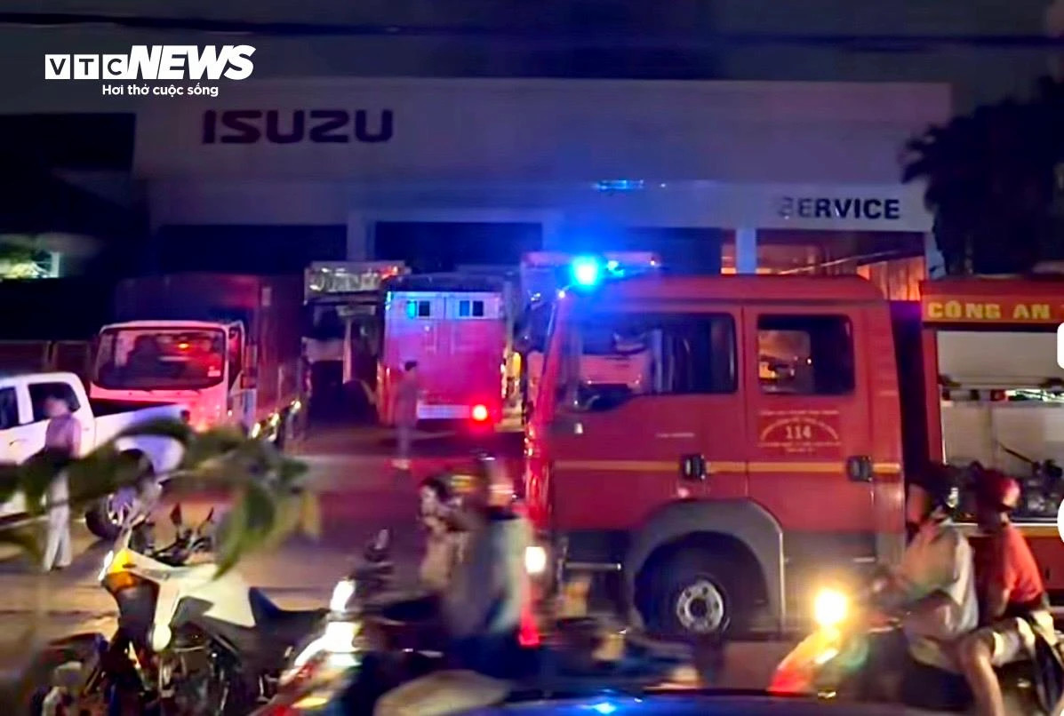 Cháy showroom ôtô ở TP.HCM, nhiều tài sản bị thiêu rụi - 4