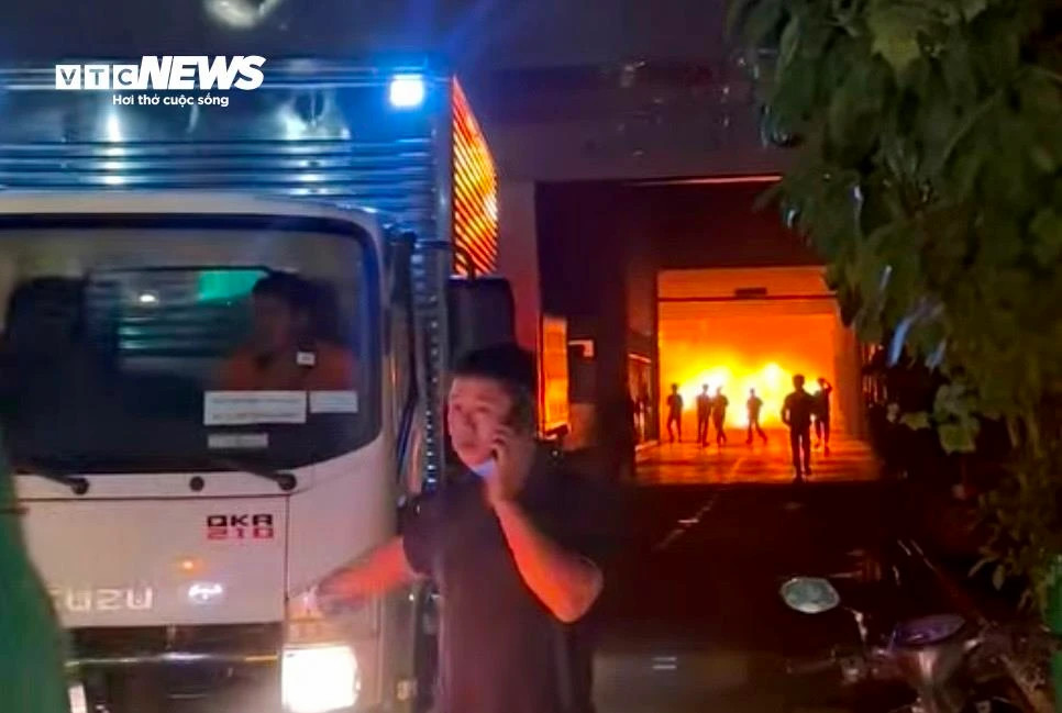 Cháy showroom ôtô ở TP.HCM, nhiều tài sản bị thiêu rụi - 3