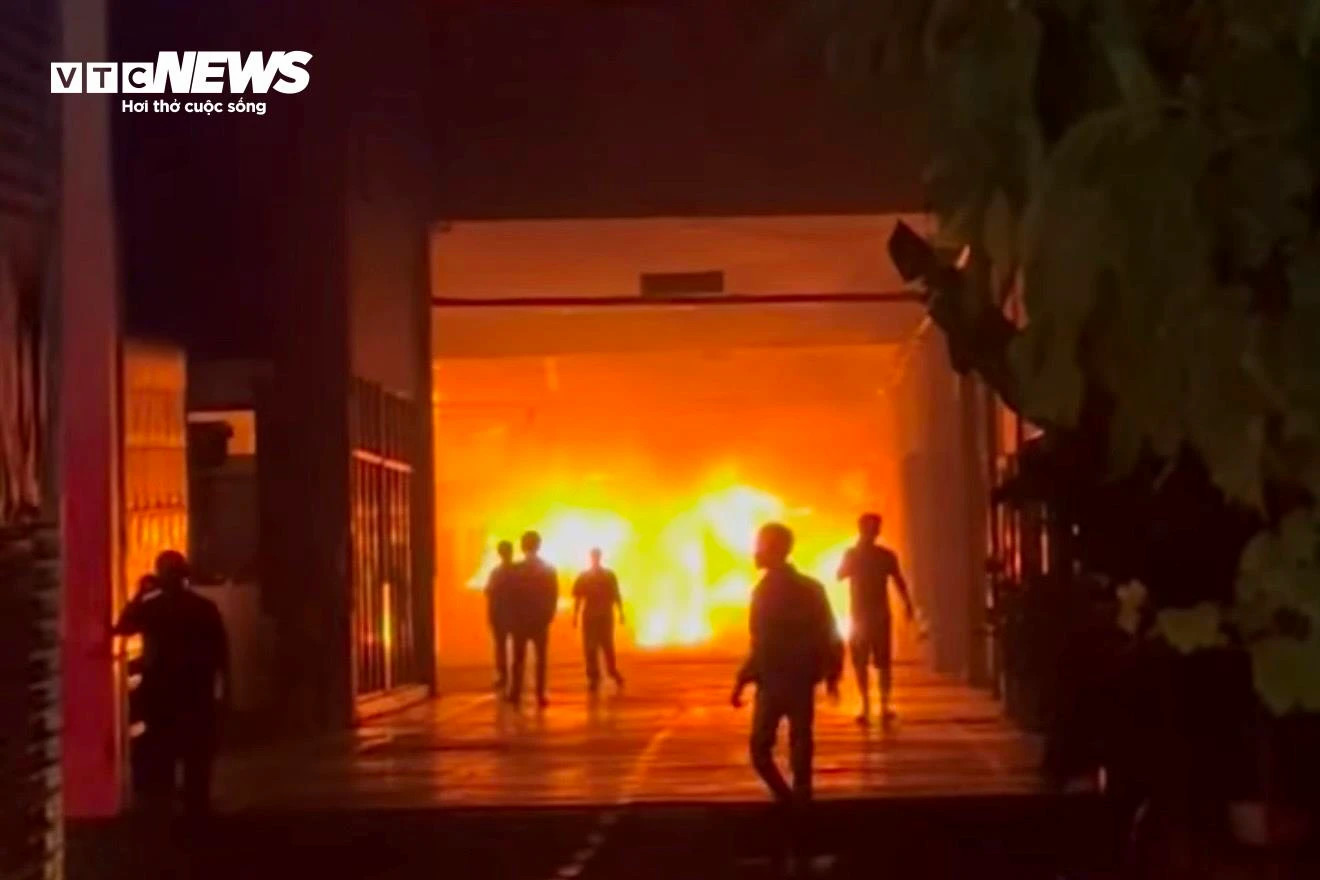 Cháy showroom ôtô ở TP.HCM, nhiều tài sản bị thiêu rụi - 1