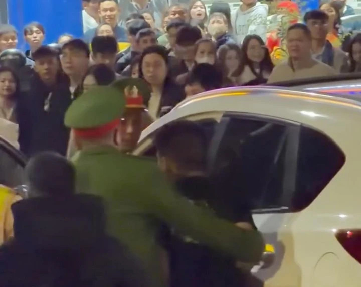 Cảnh sát khống chế một người đàn ông ngồi trong ô tô sau khi xảy ra vụ việc.