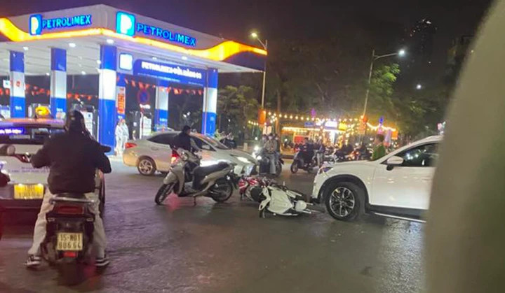 Hiện trường vụ va chạm giữa ô tô và 2 xe máy tại đường Trần Phú (Hải Phòng) đêm Giao thừa.
