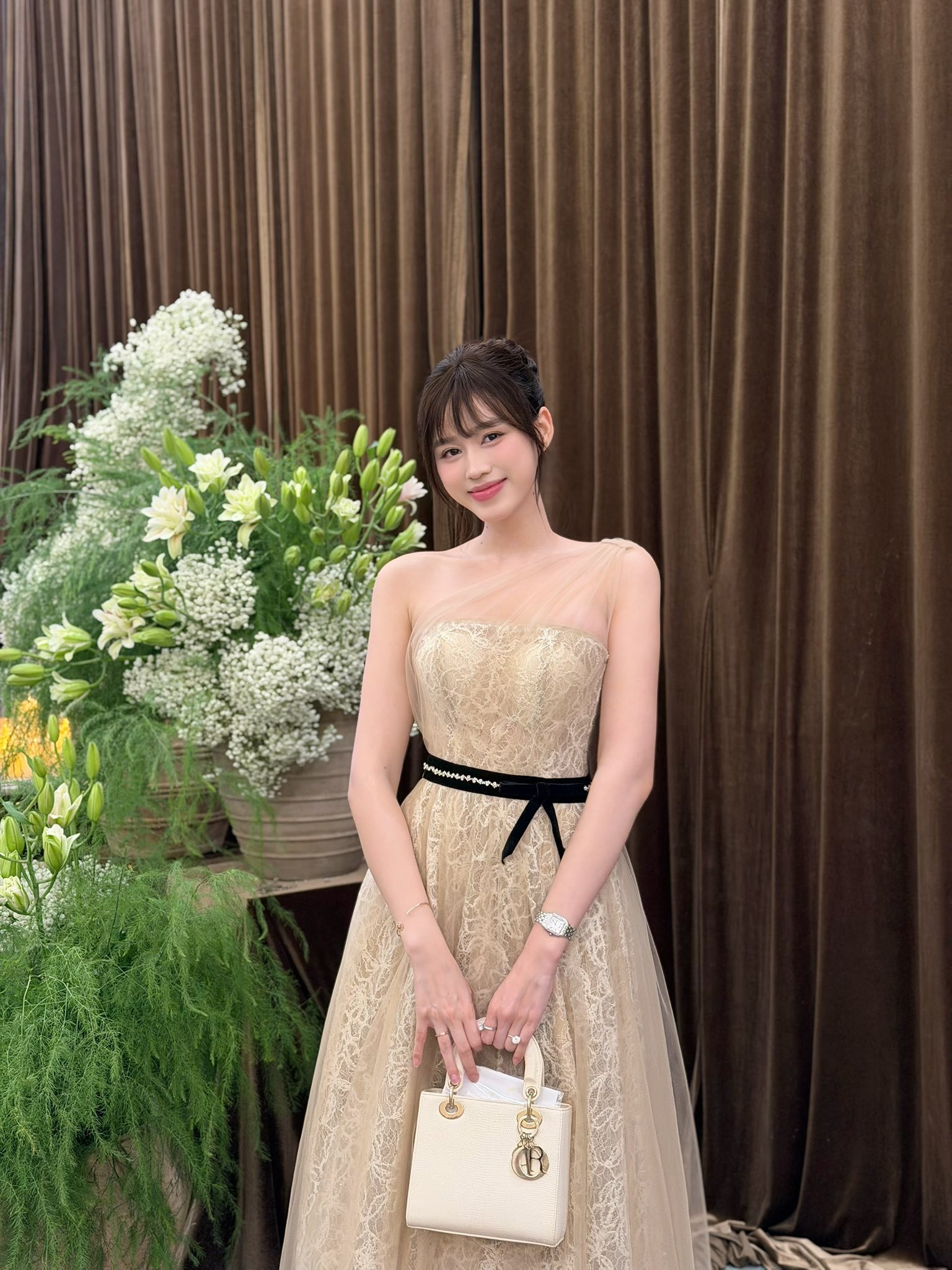 Đỗ Thị Hà nổi bật với trang phục hiệu và phụ kiện triệu đô tại đám cưới bạn thân - Ảnh 1.