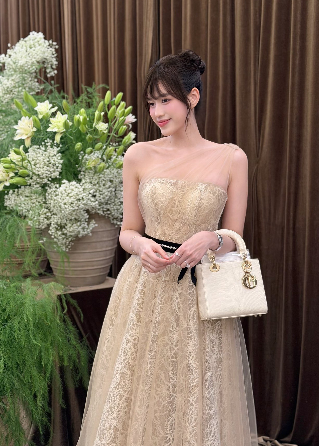 Đỗ Thị Hà nổi bật với trang phục hiệu và phụ kiện triệu đô tại đám cưới bạn thân - Ảnh 3.