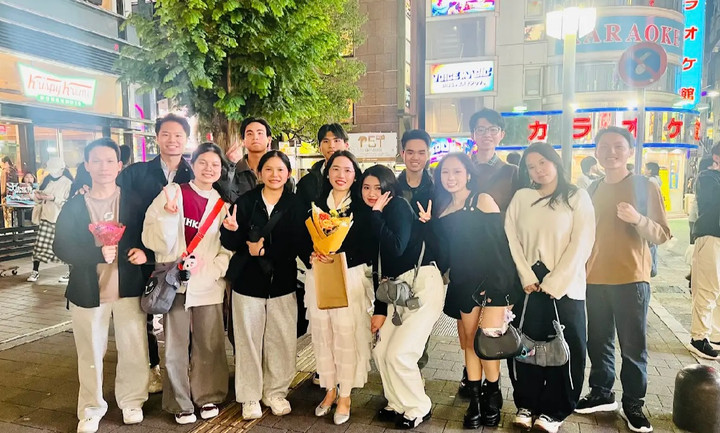 Phương Lan (cầm hoa, giữa) cùng các bạn trẻ Việt gặp gỡ trước thềm năm mới 2026.