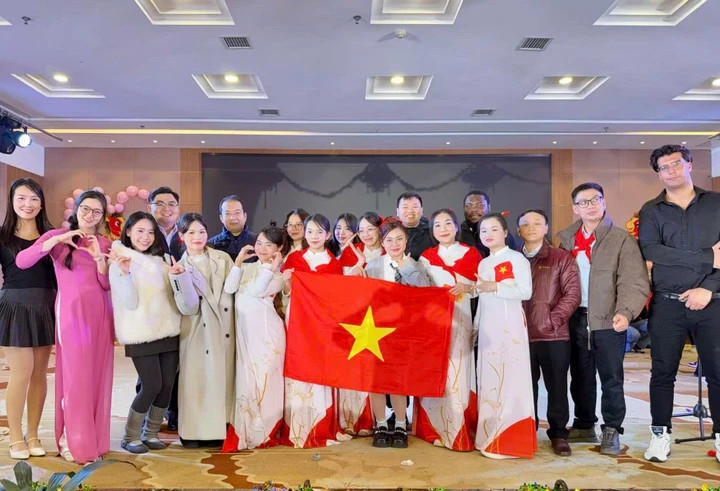 Nhóm du sinh viên Việt với tiết mục múa hát