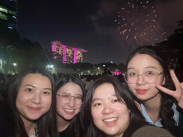 Thuỳ Linh (phải, ngoài cùng) và các bạn đi xem pháo hoa đón năm mới ở thành phố Singapore.