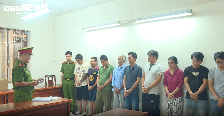 Nguyễn Thanh Hải (thứ 4 từ phải qua) và các đối tượng bị bắt giữ (Ảnh: Công an cung cấp).