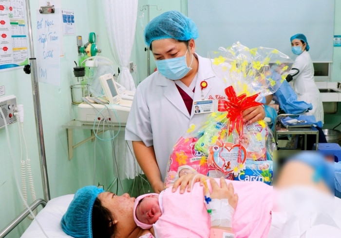 Bác sĩ đến chúc mừng sản phụ.