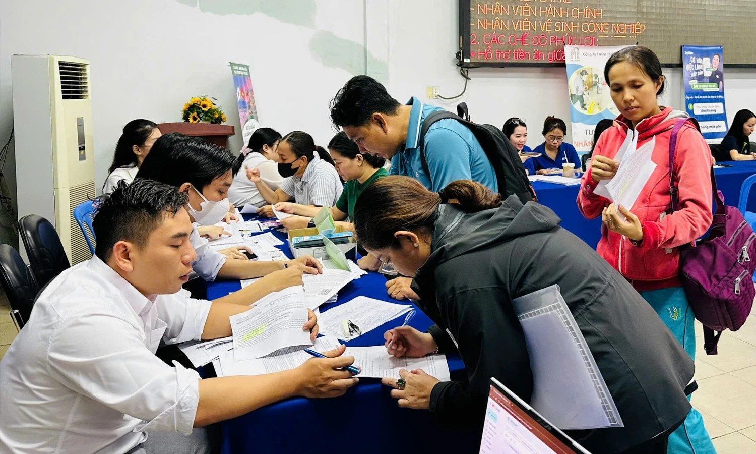 Người lao động tại TP.HCM làm thủ tục hưởng trợ cấp thất nghiệp.