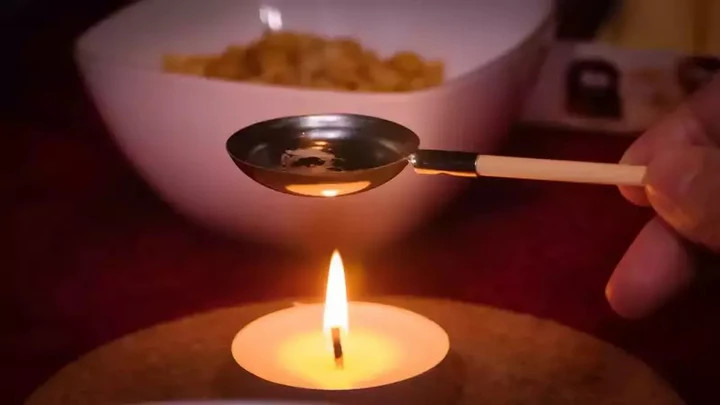 Một trong những phong tục phổ biến ở Đức là nhỏ chì nóng chảy vào nước lạnh.